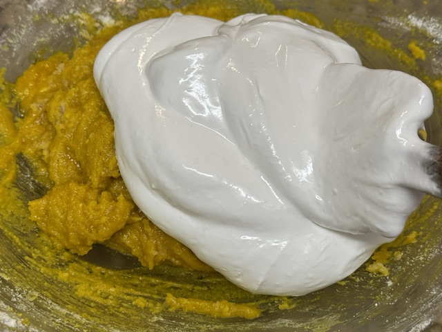 Meringue italienne ajoutée au mélange jaune
