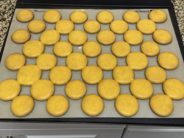 Coques jaunes sorties du four. Elles ont gonflé un peu, et certaines se touchent