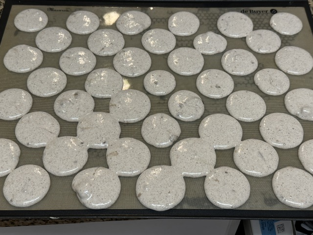 Pâte à macaron à la vanille pochée. C'est trop lisse et certaines coques se touchent déjà, même avant d'être enfournées