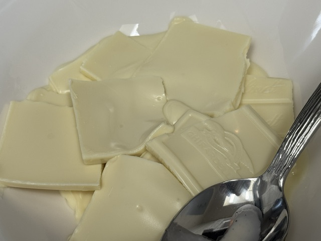 Chocolat blanc légèrement fondu