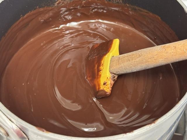 Ganache au chocolat dans une casserole