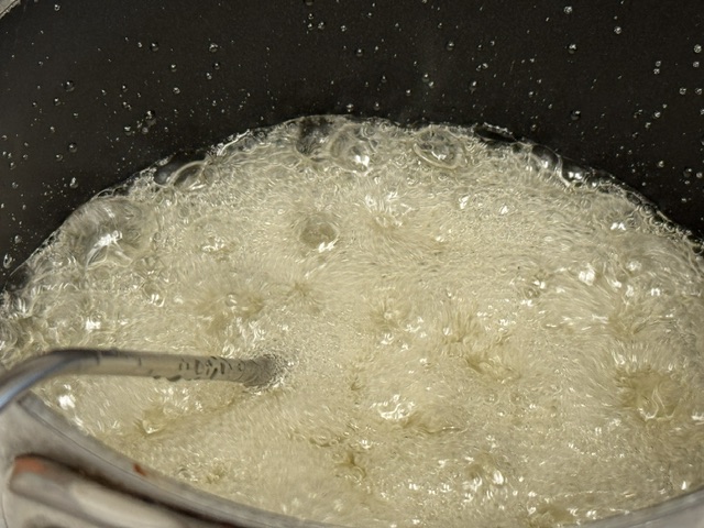 Fondant bouillant dans une casserole