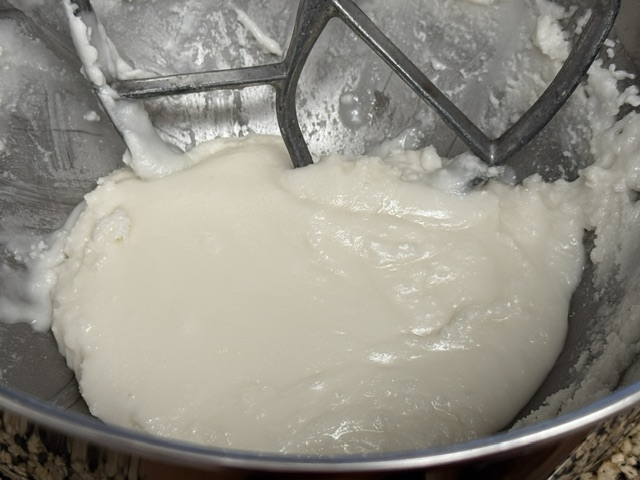 Fondant fluide après l'avoir arrosé avec de l'eau