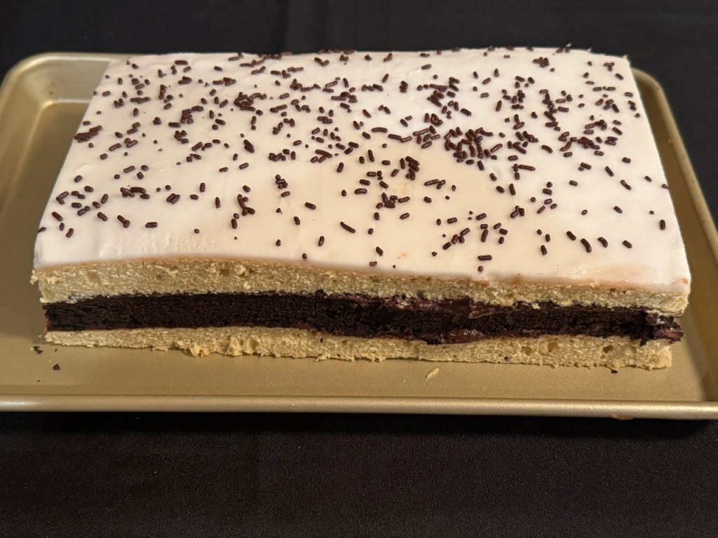 Gâteau entier avec des bords nets