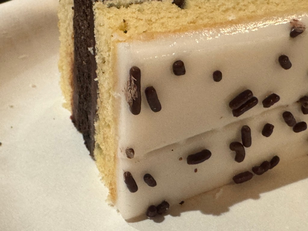 Vue d'une part en gros-plan -- le fondant et vermicelles sont très proches de l'objectif