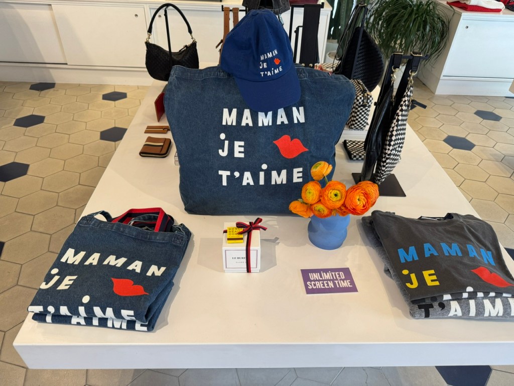 Des sacs et des chemises en bleu foncé, imprimés avec « Maman, je t'aime »