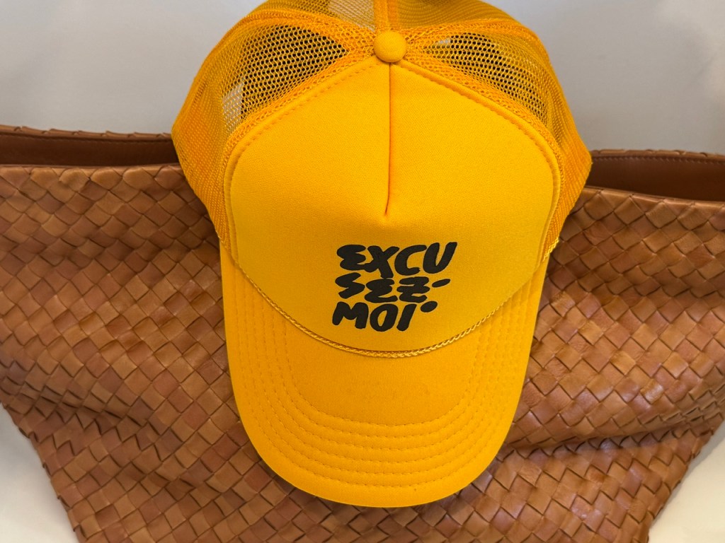 Chapeau jaune avec « Excusez-moi » en lettres noires