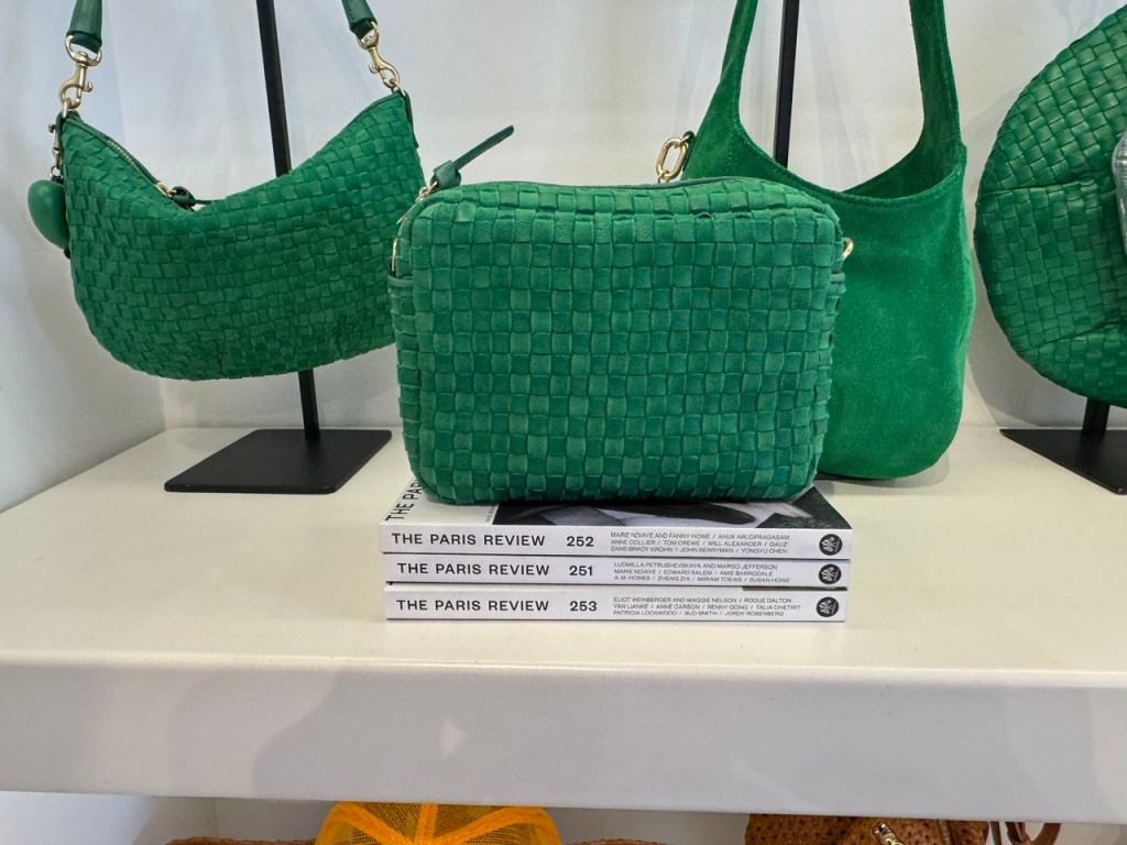 De petits sacs à main en cuir vert tissé