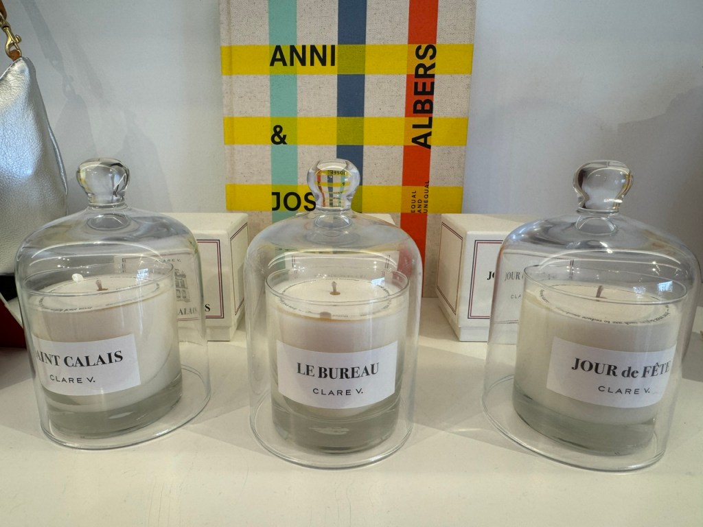 Trois bougies, chacune sous un verre