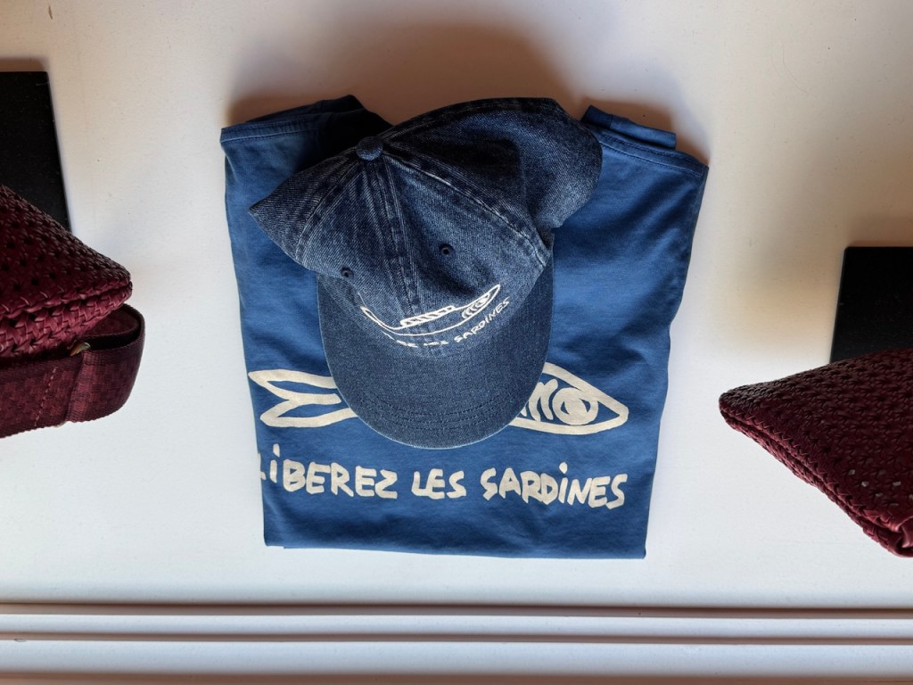 T-shirt bleu avec des dessins de poissons et la phrase « Libérez les sardines »