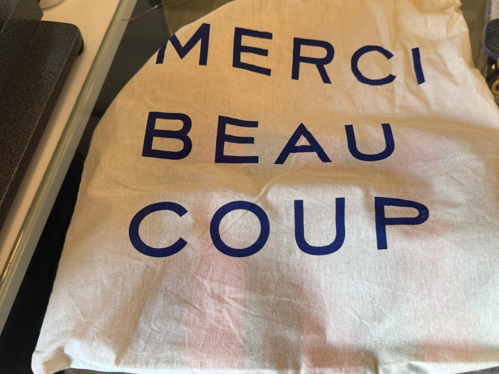 Sac blanc imprimé avec les mots « Merci beaucoup » en noir