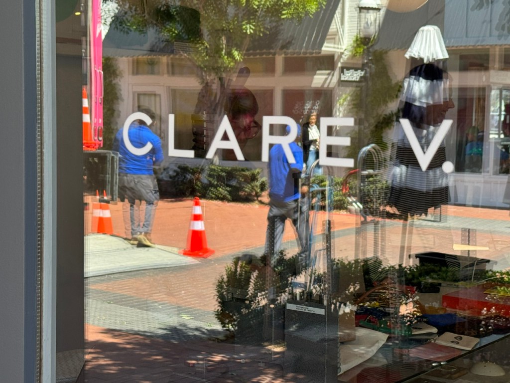 Vitrine avec le nom Clare V.