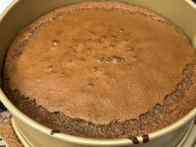 Gâteau non-brisé toujours dans son moule à charnière. 