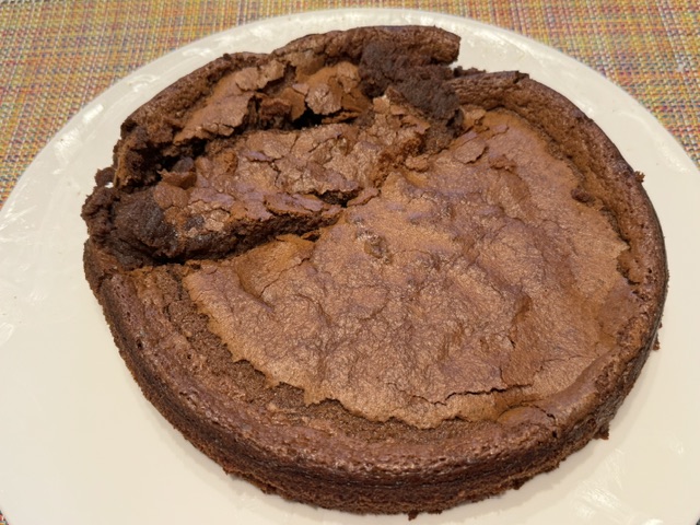 Gâteau avec une grosse fissure qui sépare environ 15 % du reste. 