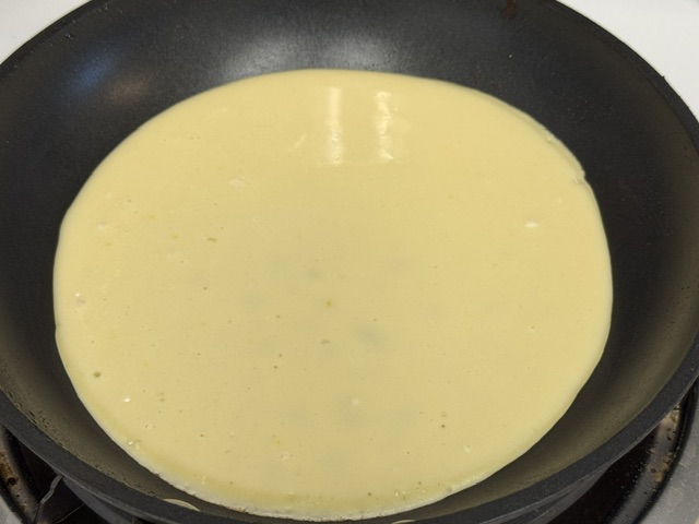 Pâte dans la poêle, dans un cercle parfaitement rond