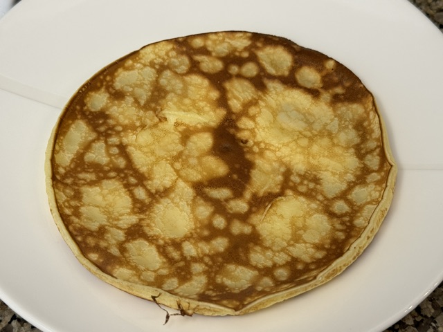 Une crêpe sur une assiette