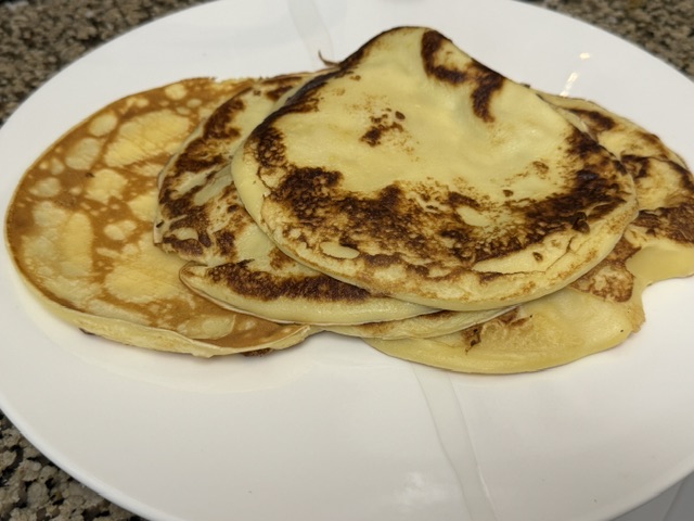 Tas de 6 crêpes sur une assiette