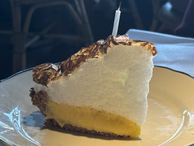 Tarte au citron meringuée. La meringue est d'une hauteur folle, peut-être 4-5 cm !