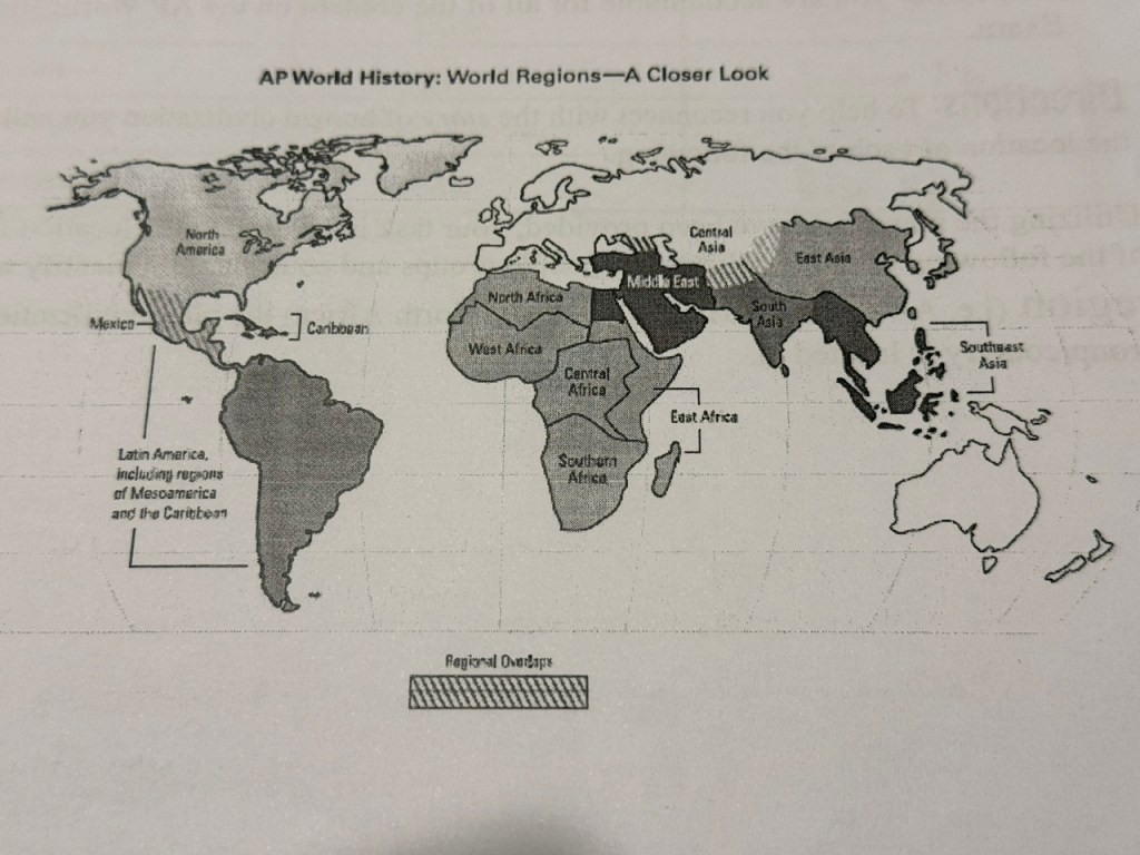 Carte du monde avec des noms sur les continents ainsi que des régions -- l'Afrique est divisée en 6 parties, alors que l'Amérique du Sud plus le Mexique est juste « Amérique latine ». L'Asie est divisée en 4, dont « Asie centrale » qui comprend la Russie et toute l'Europe.