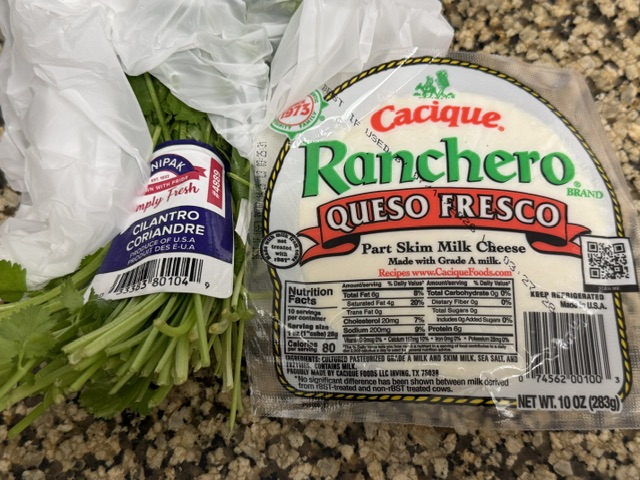 Coriandre dans son sac en plastique et un fromage « queso fresco » toujours dans son emballage
