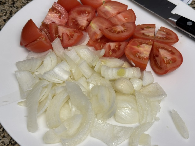 Tomates coupées et oignon émincé 