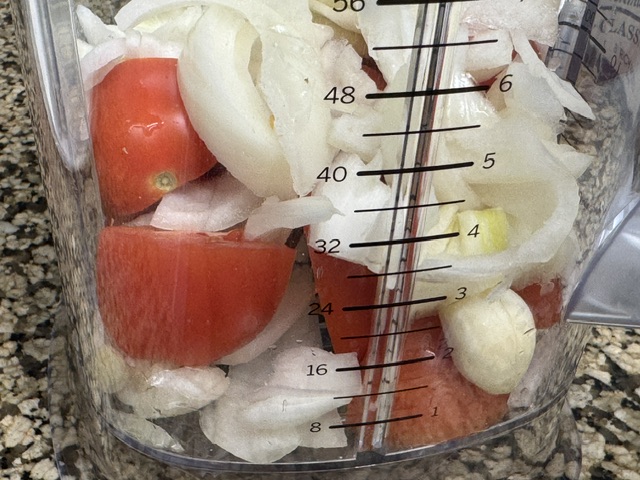 Légumes dans le bol de mixeur