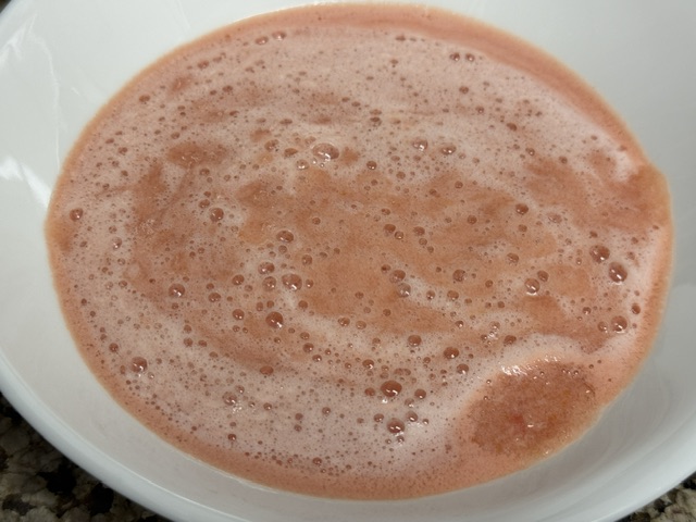 Bol de recaudo, un liquide rose et clair, sans solides
