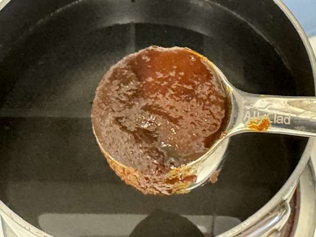 Cuillère remplie de "Better Than Bouillon", une pâte fabriquée de légumes cuits