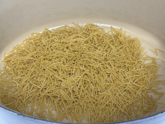 Fideo versé dans l'huile
