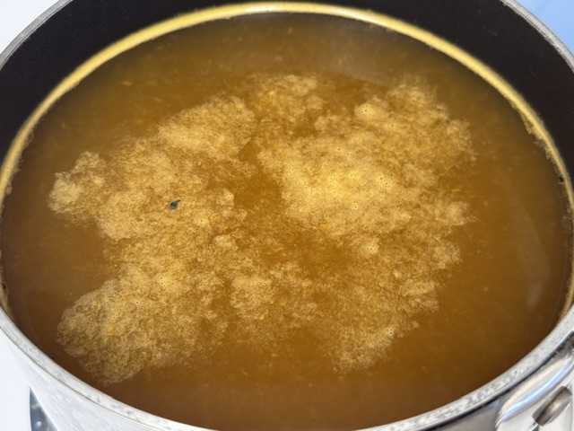 Casserole pleine de bouillon chaud