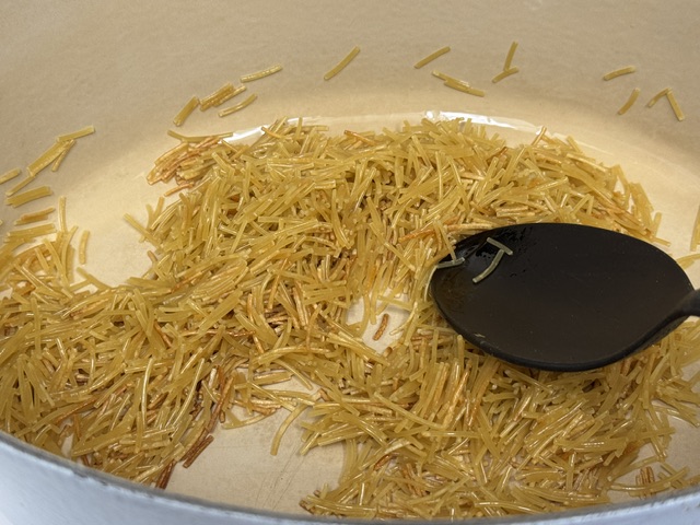 Fideo après 3 minutes de cuisson -- les nouilles sont brun foncé et plus durs