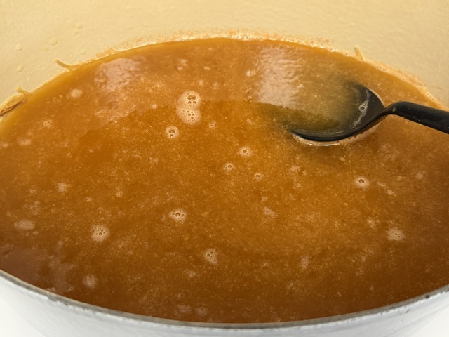 Soupe juste après avoir versé le bouillon dans la cocotte