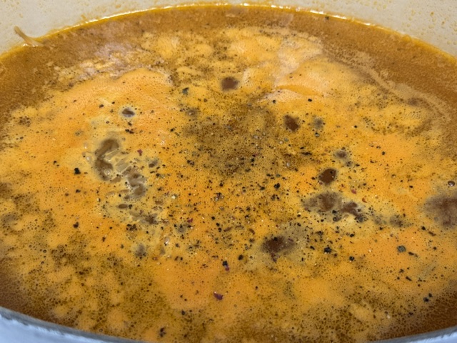 Plus de poivre moulu flottant sur la soupe