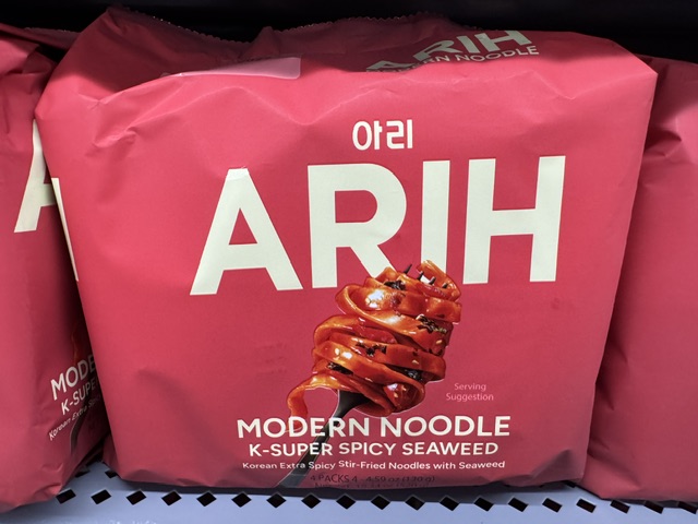 Sac rouge avec "ARIH" en gros caractères et la légende : « Nouilles modernes, de l'algue marine hyper-épicée »
