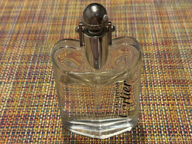 Bouteille d'eau de toilette Déclaration, où les lettres sont à moitié effacées. 