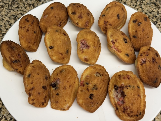 Assiette avec une quinzaine de madeleines