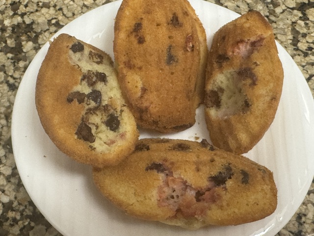 Petite assiette avec 4 madeleines brisées, car arrachées en les retirant de la plaque