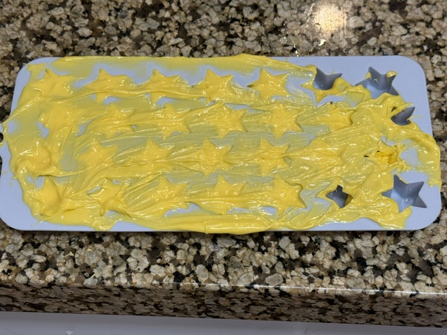 Moule rempli de chocolat fondu -- il y a du chocolat partour sur la surface
