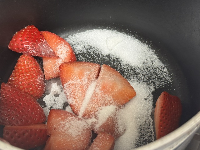 Sucre et fraises dans la casserole