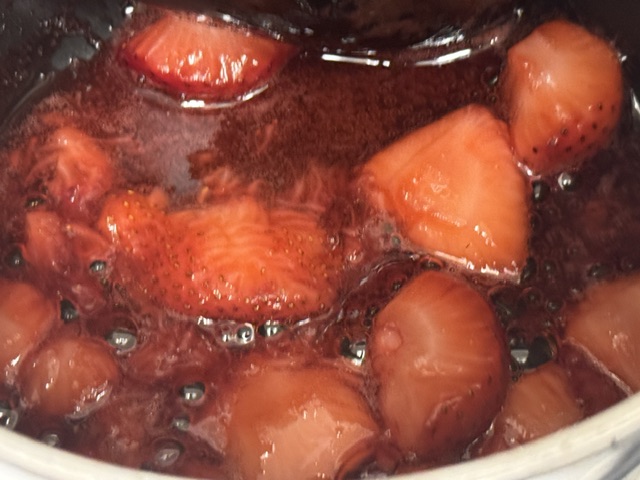 Un sirop commence à former, avec des bulles