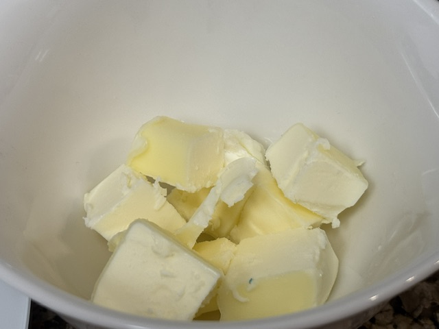 Dés de beurre dans un bol blanc