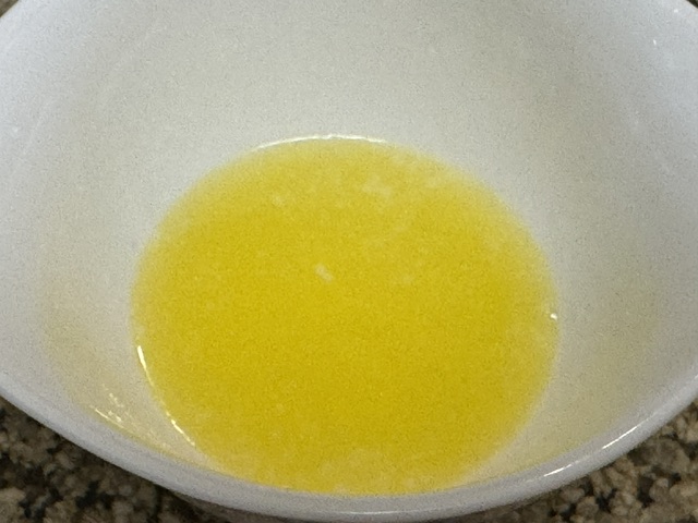 Beurre fondu dans un bol blanc