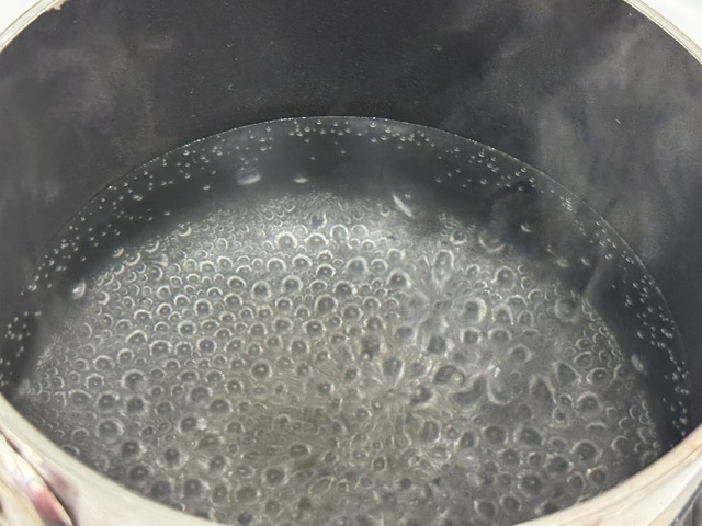 Eau bouillante, avec de grosses bulles