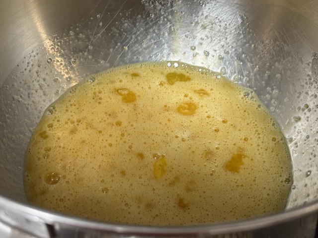Œufs et sucre bien mélangés et un peu chaud après le bain-marie