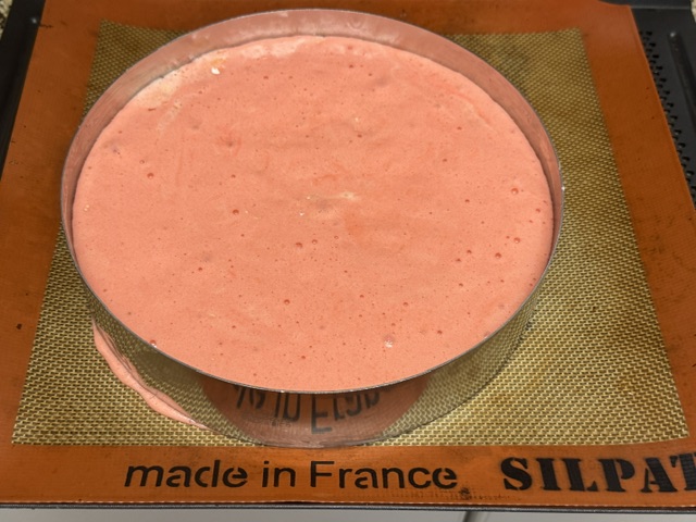 Cercle rempli de pâte à génoise