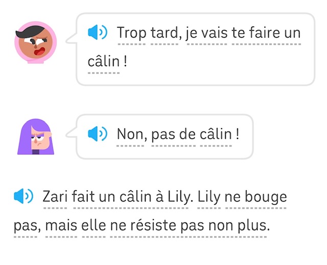 Dialogue entre deux filles :
Zari : « Trop tard, je vais te faire un câlin ! »
Lily : « Non, pas de câlin ! »
Zari fait un câlin à Lily. Lily ne bouge pas, mais elle ne résiste pas non plus.