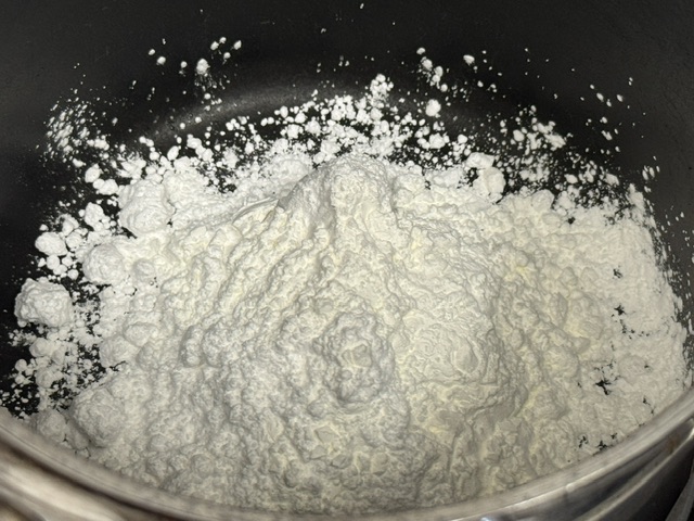 Maíïzena et sucre glace dans la casserole