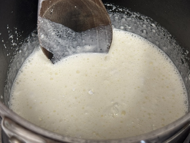 Crème liquide mélangée avec les poudres