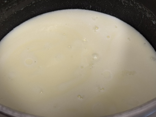 La crème commence à bouillir, avec de petites bulles