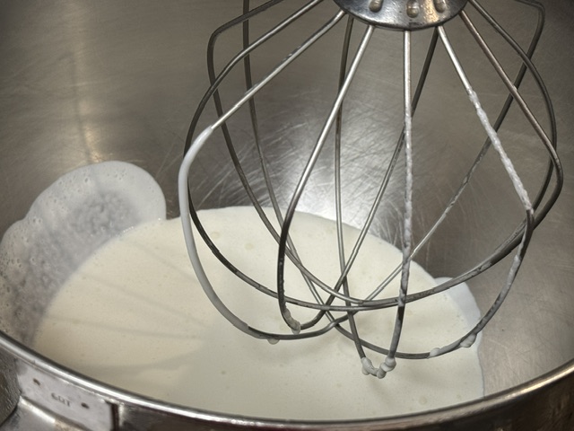 Crème liquide dans le bol du robot